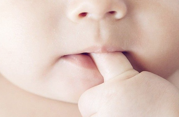 Thói quen mút ngón tay ở trẻ: Hệ lụy tiềm ẩn và cách khắc phục hiệu quả